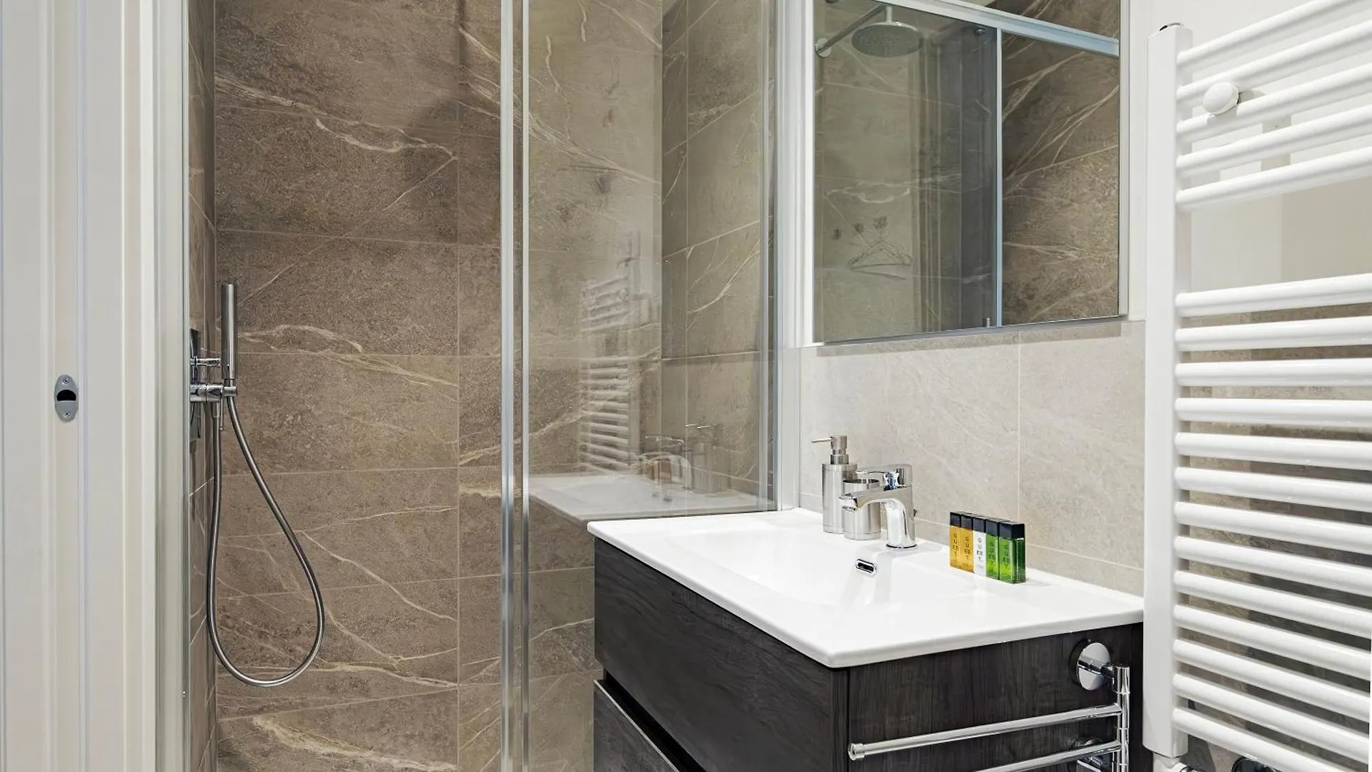 Washington Building - 4 Posti Apartment Milan
